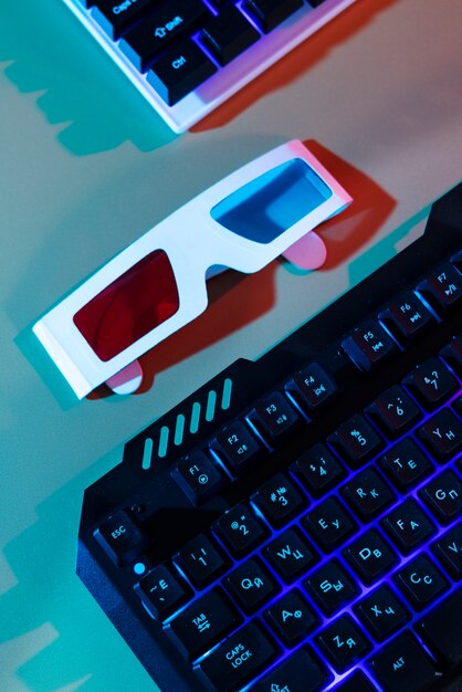 Vista della configurazione della tastiera da gioco al neon illuminata e degli occhiali 3d