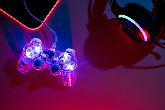 Vista della configurazione e del controller della tastiera da gioco illuminata al neon