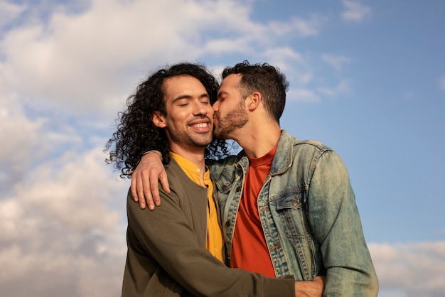 Vista della coppia gay che è affettuosa e trascorre del tempo insieme sulla spiaggia