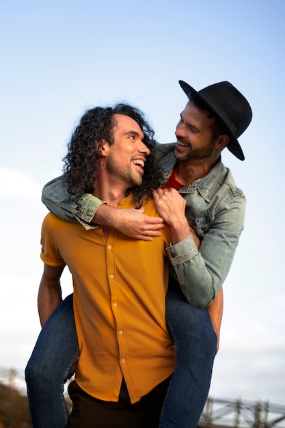 Vista della coppia gay che è affettuosa e trascorre del tempo insieme sulla spiaggia