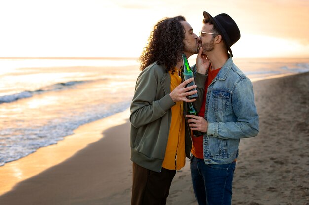 Vista della coppia gay che è affettuosa e trascorre del tempo insieme sulla spiaggia