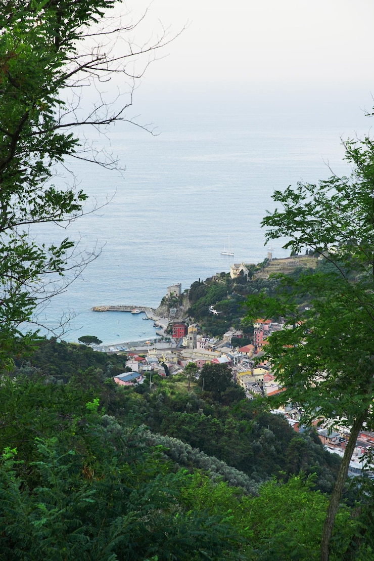 Foto gratuito vista della costa del mar ligure italia