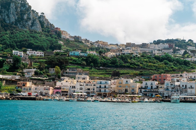 Vista della costa del Mar Tirreno a Capri Italia