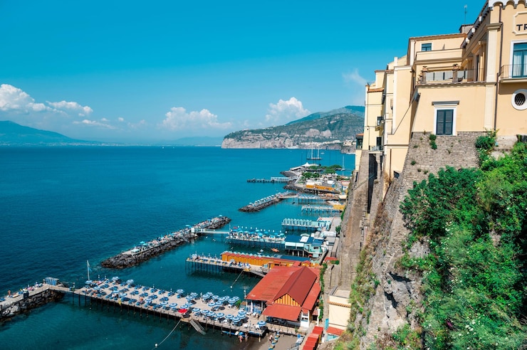 Foto gratuito vista della costa del mar tirreno a sorrento italia