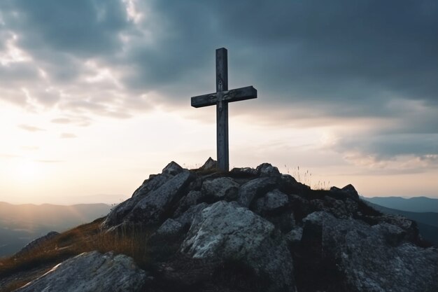 Vista della croce religiosa sulla cima della montagna con cielo e nuvole