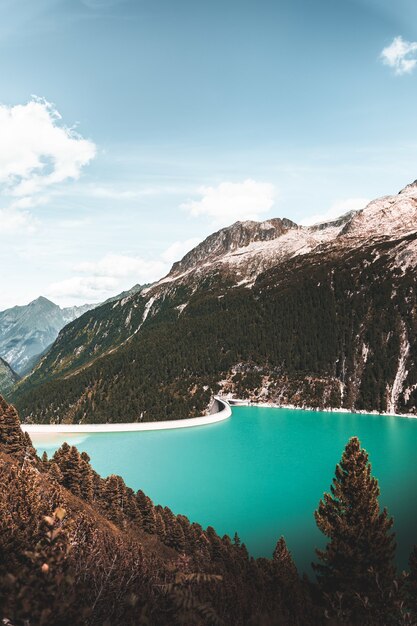 Vista della diga durante il giorno