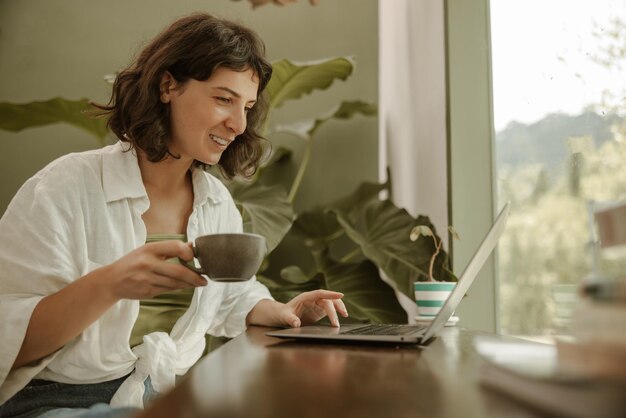 Vista della donna carina che parla nella caffetteria