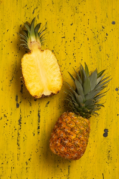 Vista della frutta affettata dell'ananas