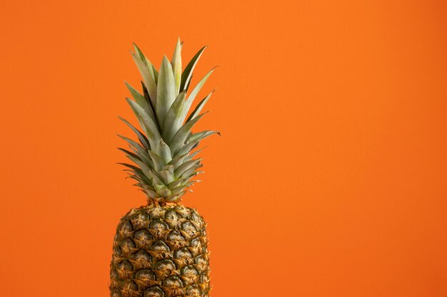 Vista della frutta dell'ananas con lo spazio della copia