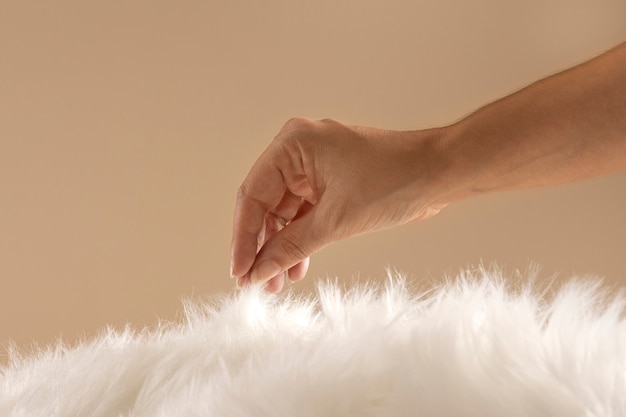Vista della mano che passa attraverso il tessuto di pelliccia testurizzato