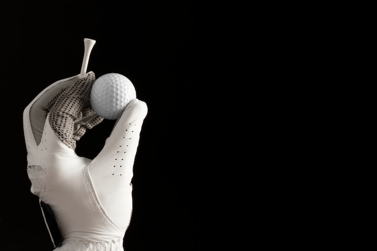 Foto gratuito vista della mano con il guanto che tiene la pallina da golf