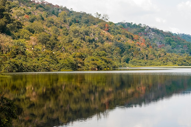 Vista della natura africana con montagne e lago