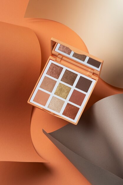 Vista della palette di ombretti con sfumature di polvere cosmetica