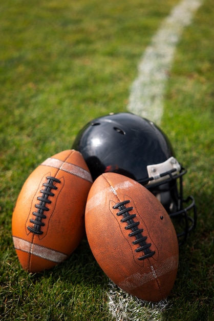 Vista della palla da football americano con il casco