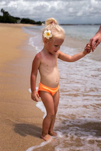 Vista della ragazza con la pelle scottata in spiaggia