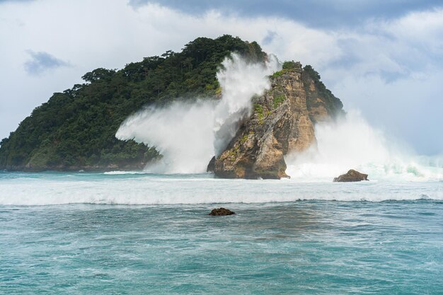 Vista della spiaggia tropicale, rocce marine e oceano turchese, cielo blu. Spiaggia di Atuh, isola di Nusa Penida, Indonesia. Concetto di viaggio. Indonesia