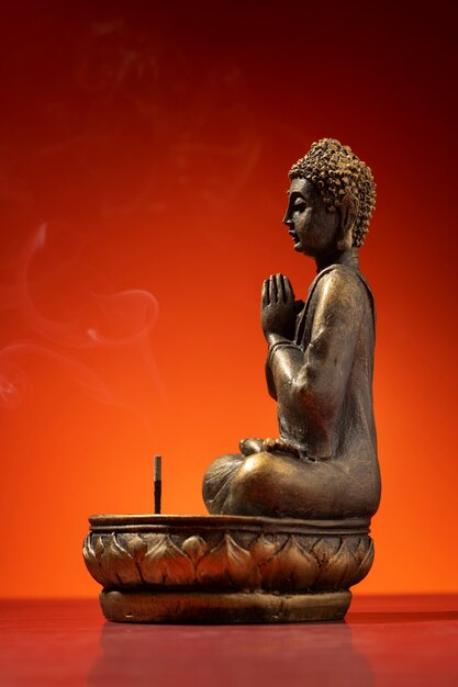 Vista della statuetta di buddha con incenso