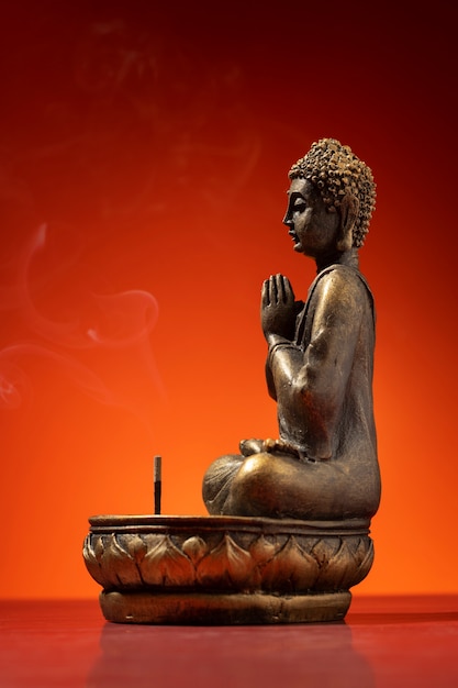 Vista della statuetta di buddha con incenso