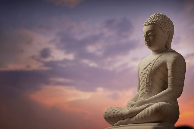 Vista della statuetta di Buddha per la pace e il relax