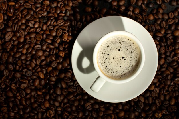 Vista della tazza di caffè con i chicchi di caffè
