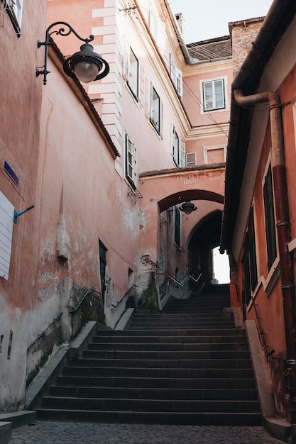 Vista della via della scala di Sibiu fra le vecchie case storiche.