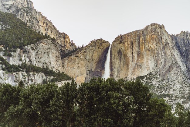 Vista delle cascate dalla Yosemite Valley. Yosemite cade