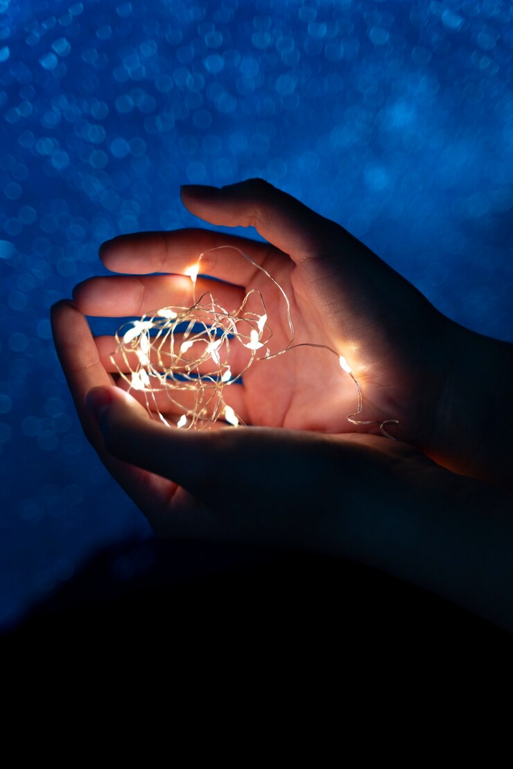 Foto gratuito vista delle mani minuscole luci