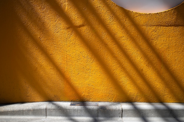 Vista delle ombre astratte della luce del giorno all'aperto