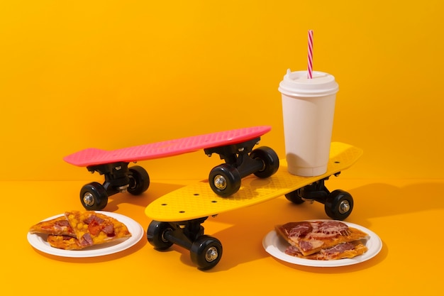 Vista dello skateboard con fast food e bibita analcolica