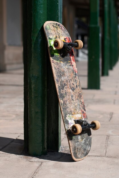 Vista dello skateboard con ruote all'esterno