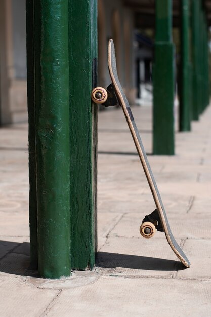 Vista dello skateboard con ruote all'esterno