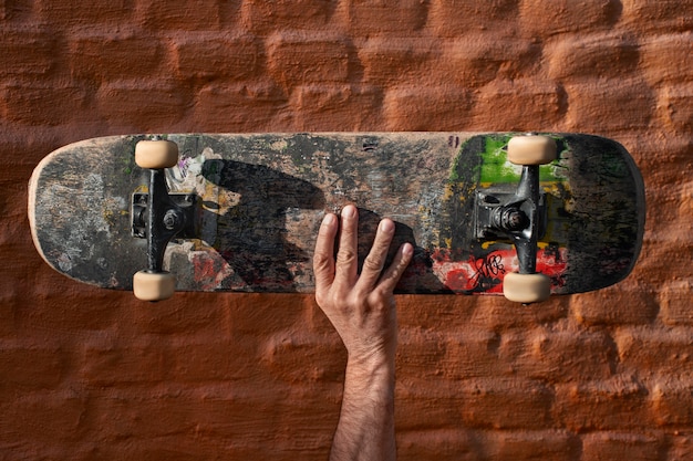 Vista dello skateboard con ruote all'esterno