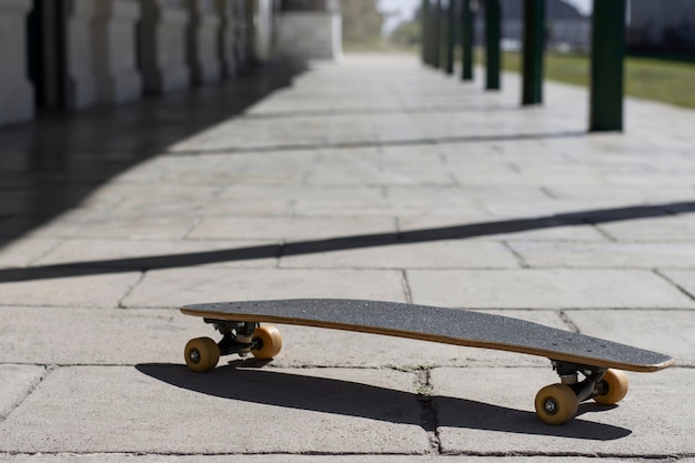 Vista dello skateboard con ruote all'esterno