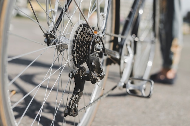 Vista dettagliata della bicicletta della ruota posteriore con catena e pignone