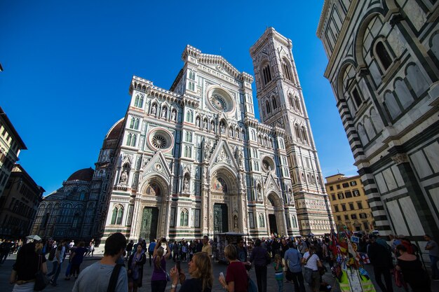 Vista di alba del Duomo di Santa Maria del Fiore di Firenze, strade vuote e piazza, Toscana, Italia