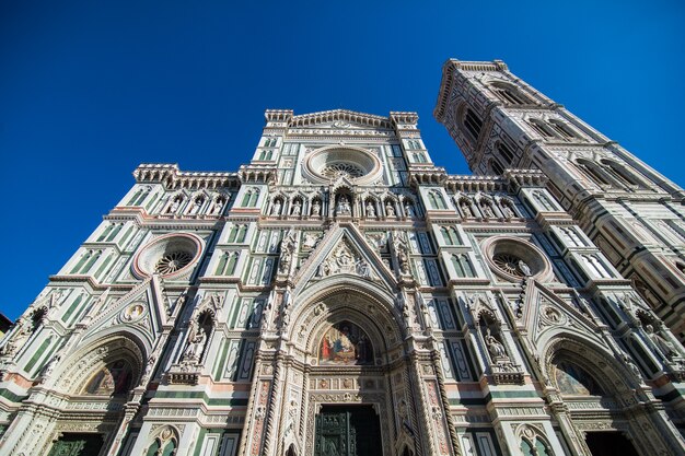 Vista di alba del Duomo di Santa Maria del Fiore di Firenze, strade vuote e piazza, Toscana, Italia