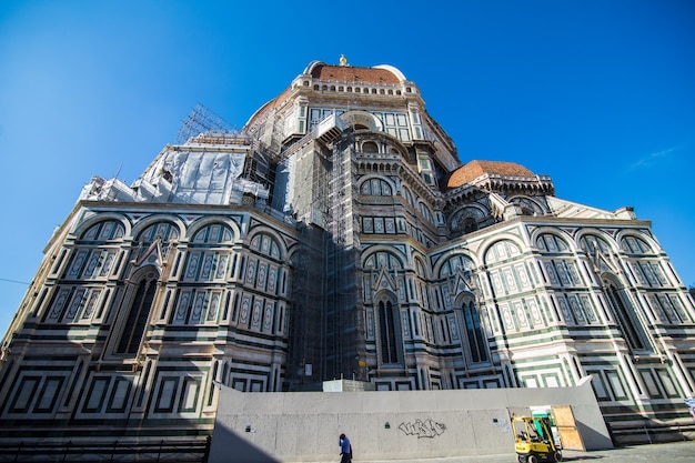 Vista di alba del Duomo di Santa Maria del Fiore di Firenze, strade vuote e piazza, Toscana, Italia