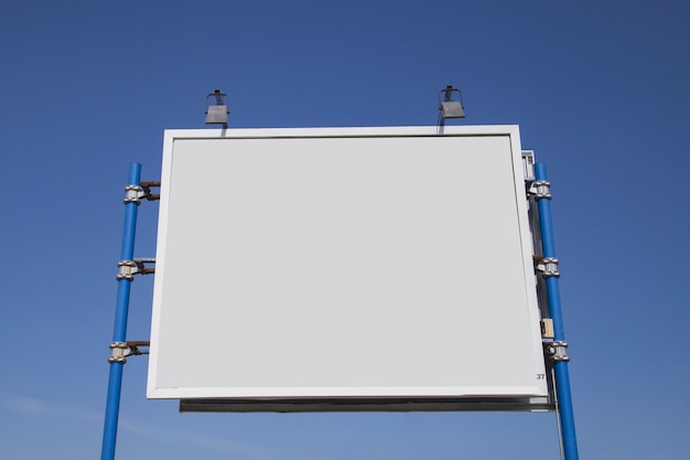 Vista di angolo basso dell&#39;accumulazione in bianco con gli indicatori luminosi contro cielo blu