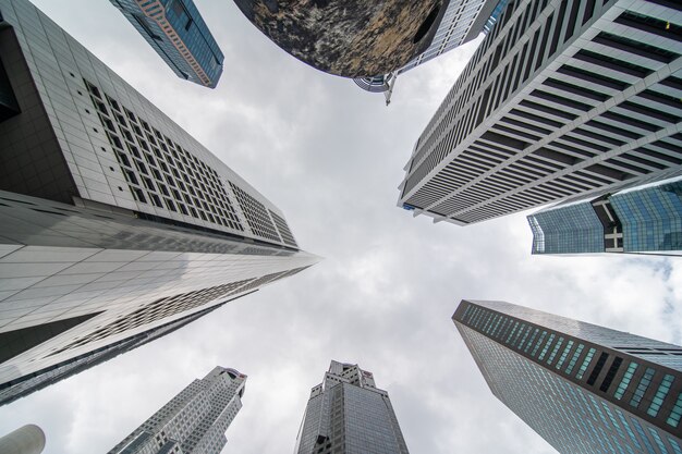 Vista di angolo basso di parecchi affari e costruzioni finanziarie del grattacielo a Singapore.