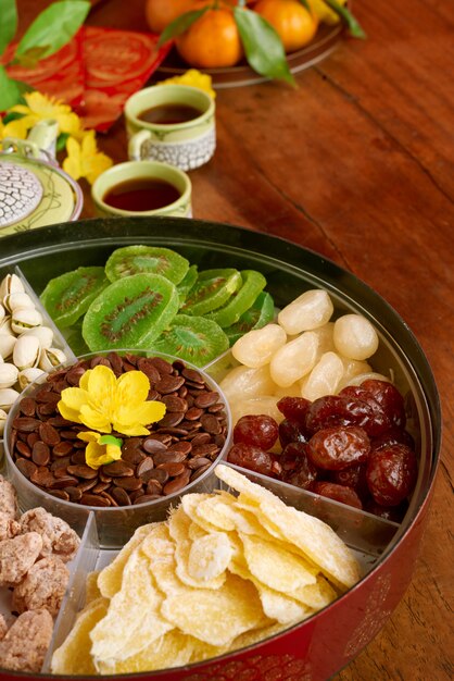 Vista di angolo del contenitore di spuntino del nuovo anno che sta sulla tavola di cena decorata di festa