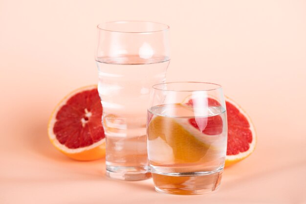 Vista di arancia rossa e bicchieri d'acqua