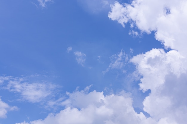 Vista di cielo azzurro e nuvole
