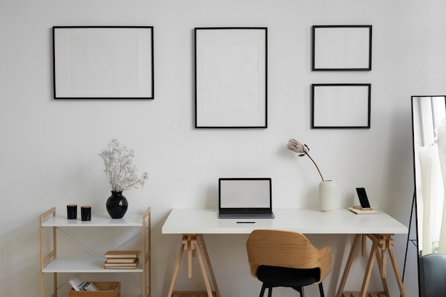 Vista di cornici per foto con decorazioni per la casa e interior design