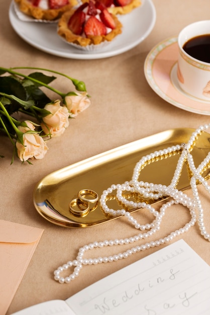 Vista di eleganti e lussuose cancelleria per matrimoni e risorse per pianificatori