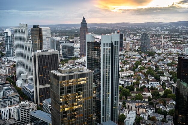 Vista di Francoforte da un grattacielo al tramonto La Germania