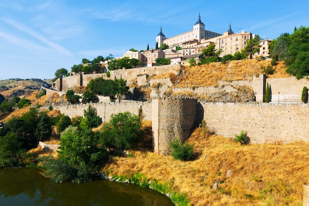 Vista di giorno di Toledo dal fiume