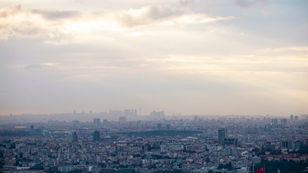 Vista di Istanbul con tempo nuvoloso, più edifici bassi e alti, nebbia, Turchia