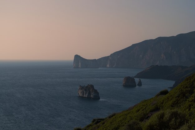 Vista di primo mattino di una costa panoramica di Porto Corallo a Nebida Italia