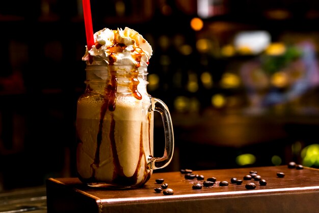 Vista di salse al cioccolato crema di caffè glisse