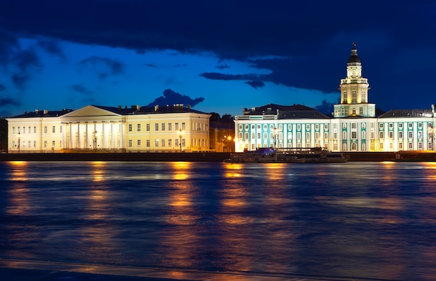 Vista di San Pietroburgo di notte